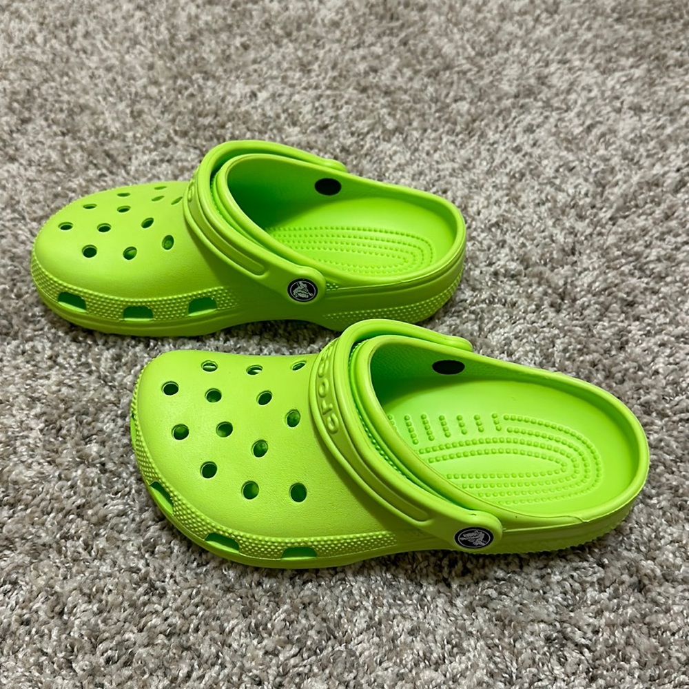 Green Crocs, women’s 7